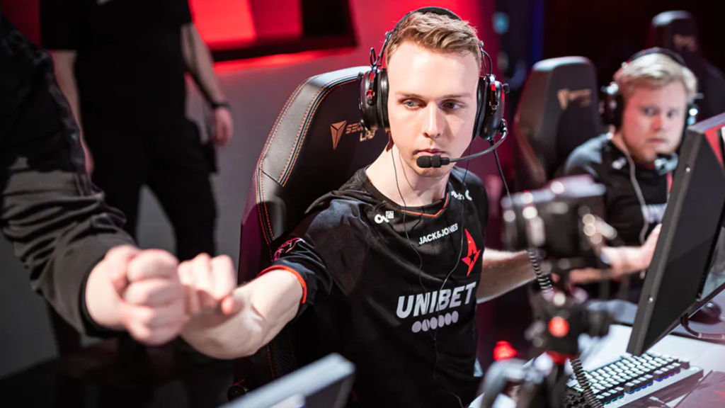 Gla1ve hints at the former Astralis trio to Team Vitality