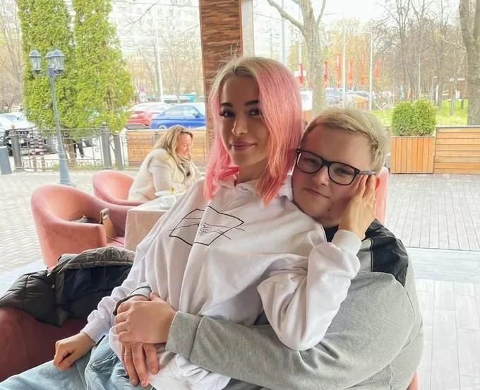 Boombl4 and wife