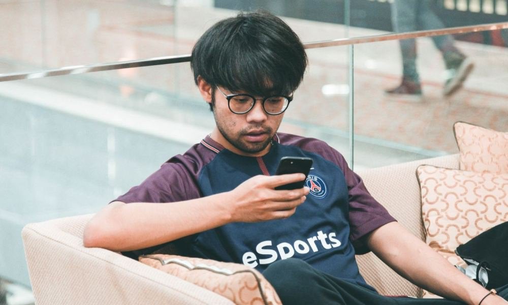 TI8 runner-up wears wife’s headset as his gear breaks down