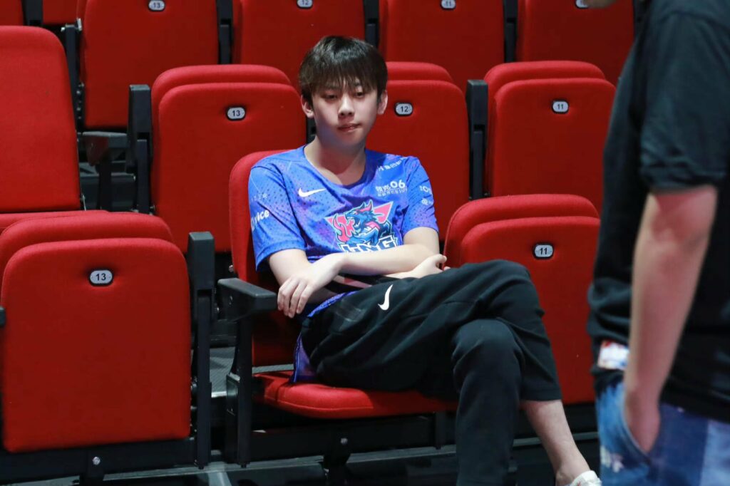 LNG Esports' Ale sits on the sidelines, regretting leaving a hefty offer on the table.
