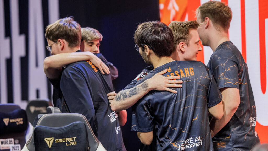 Fnatic stomp T1 at Worlds 2022, the internet explodes