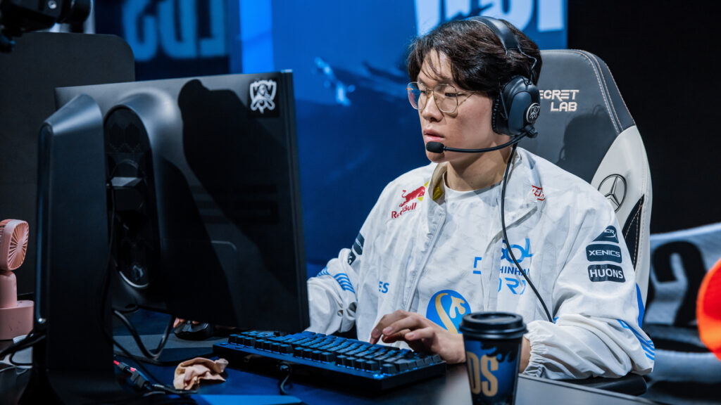 DRX's top laner, Kingen, spoke to Jaxon at Worlds 2022 and tackled the LCK vs. LPL topic.