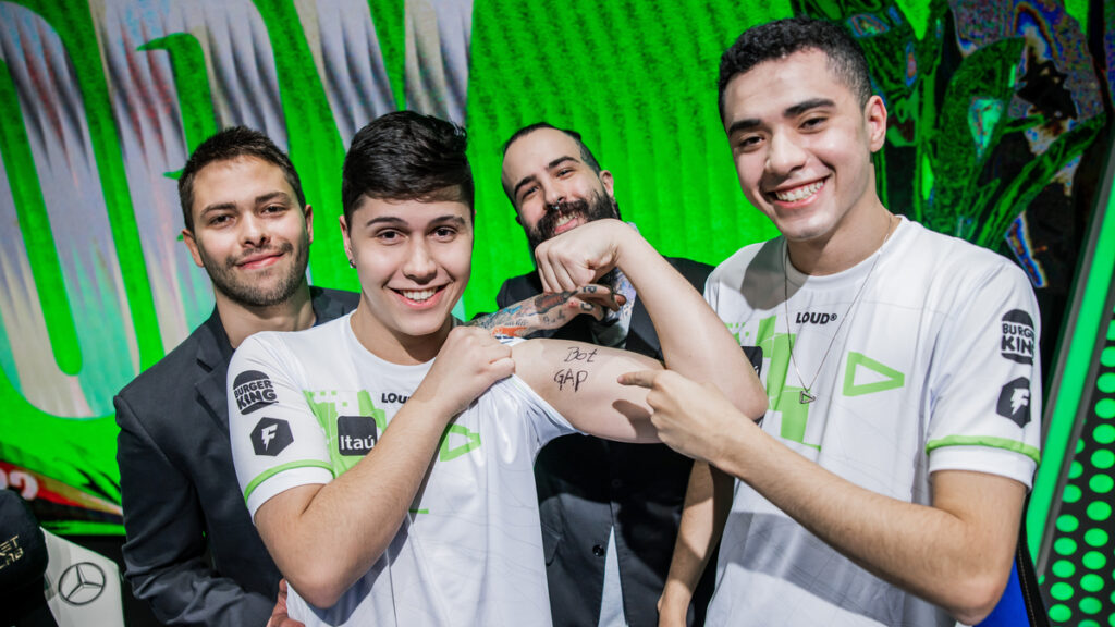 Bot Gap on RobsDay: LOUD beat Fnatic at Worlds 2022