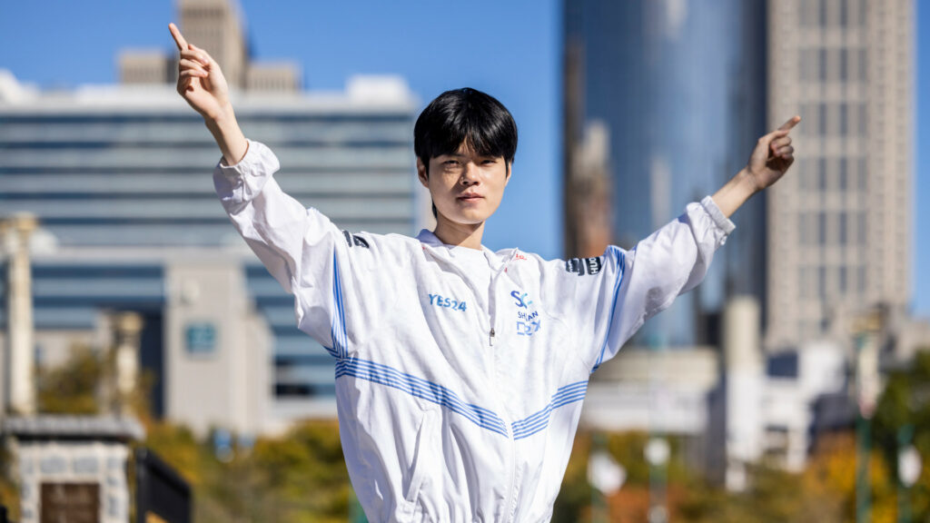 Image shows DRX player Deft in Atlatna ahead of Worlds 2022 semifinals