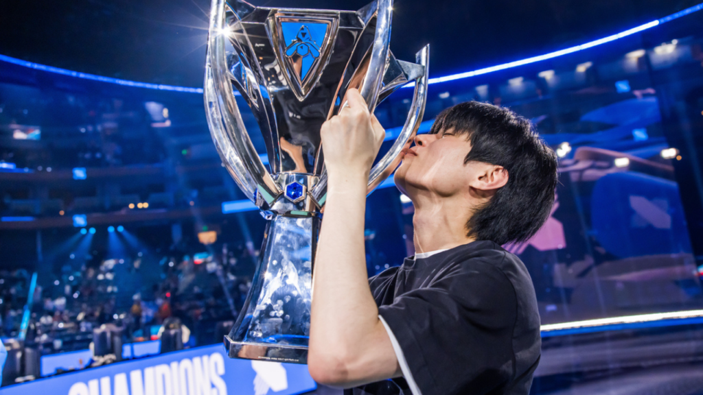 DRX Deft gets emotional after winning Worlds 2022 title: “I didn’t want to give up”