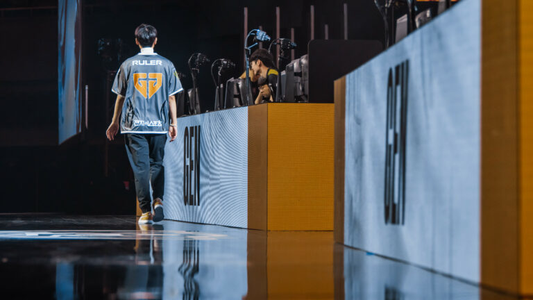 Gen.G player Ruler walks offstage at Worlds 2022