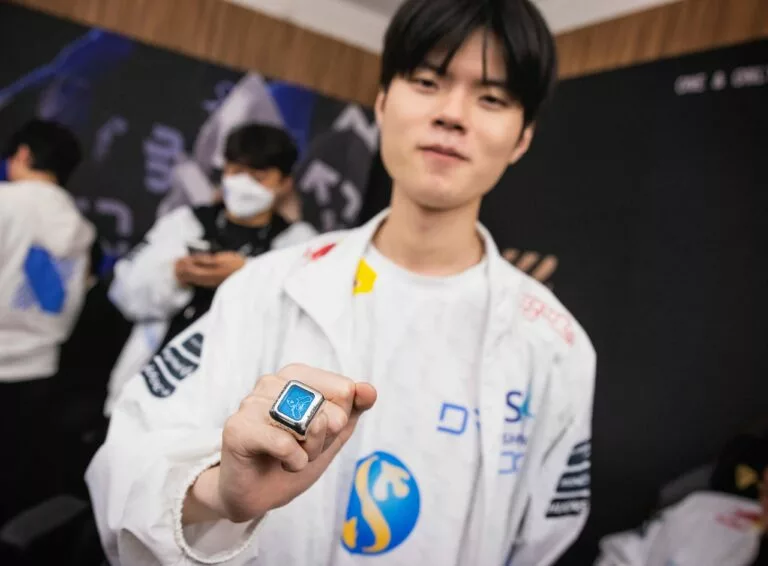 DRX deft winning Worlds 2022