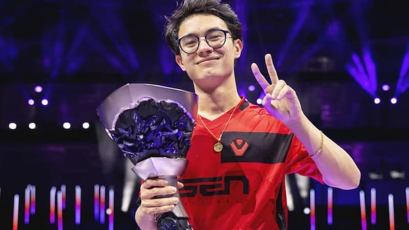 Zekken holding the Masters Madrid 2024 trophy