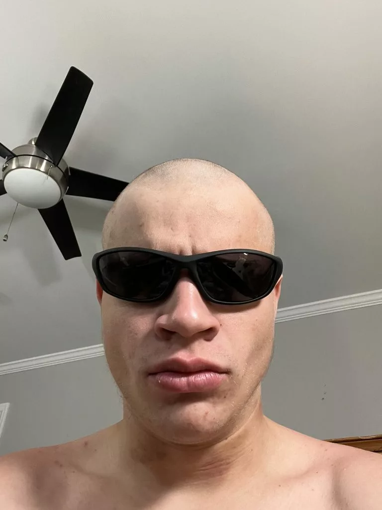 Jynzxi wearing sunglasses