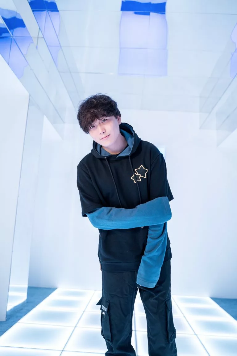 Sykkuno Posing