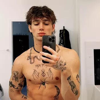 Vinnie Hacker selfie