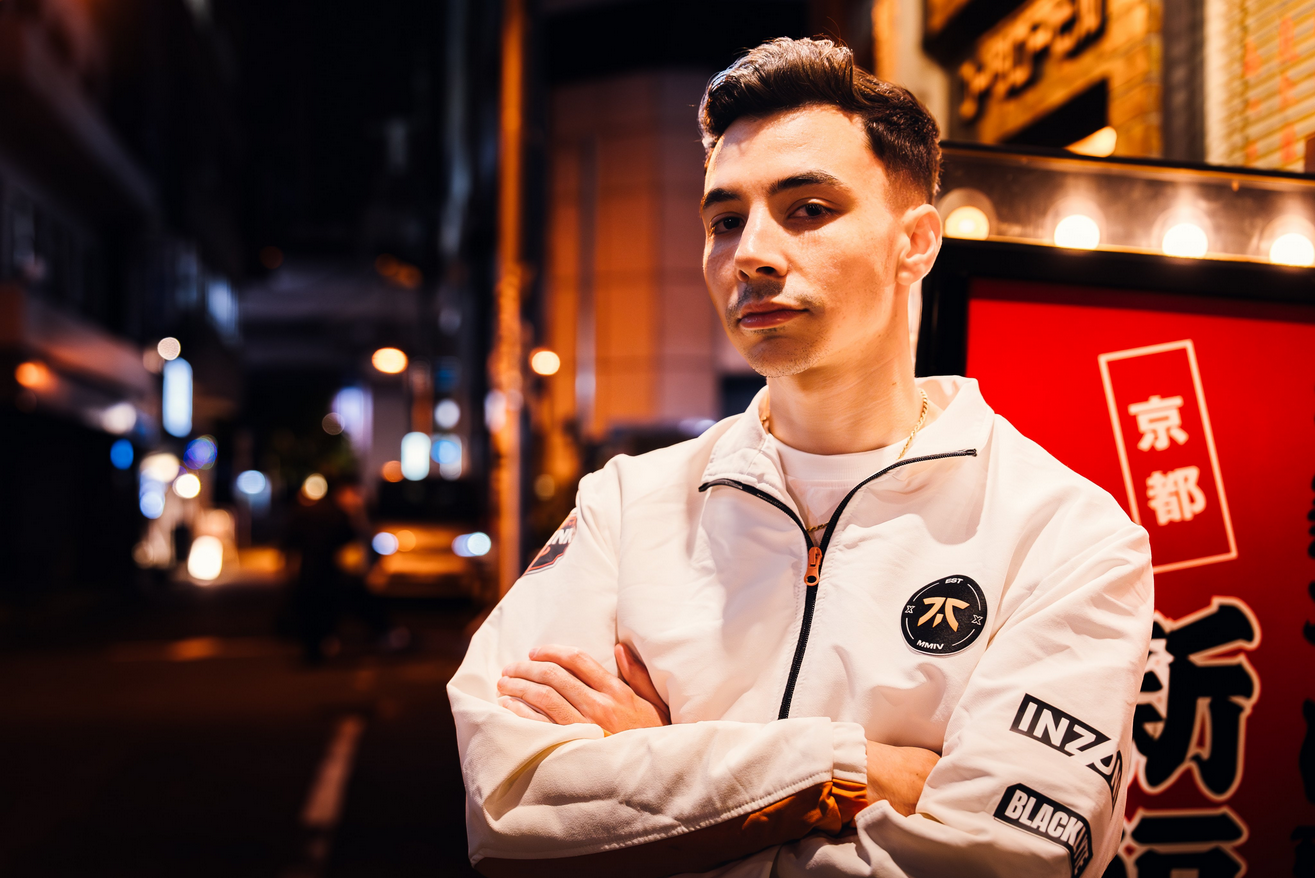 Crashies joins Fnatic and replaces Leo.