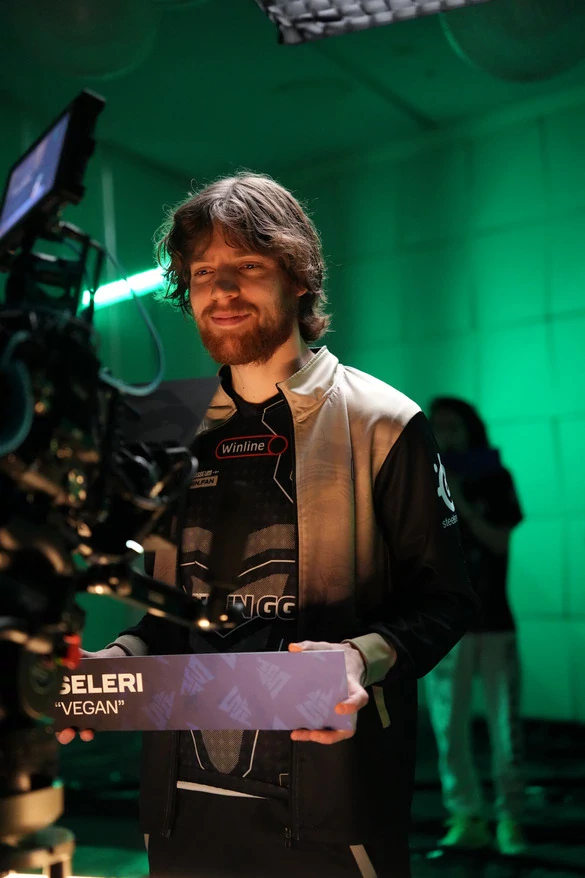 Seleri takes a break from competing in DOta 2 with Gaimin Gladiators.