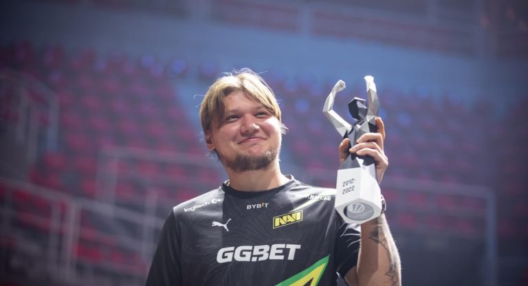s1mple lifting his Player of the Decade award.