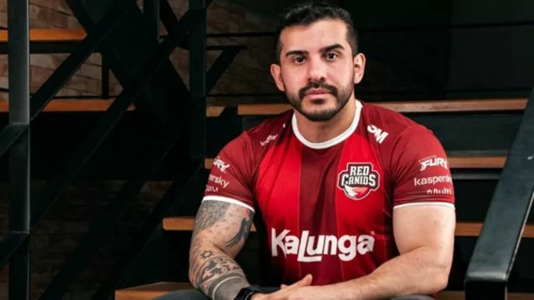 coldzera player sitting on a stairwell