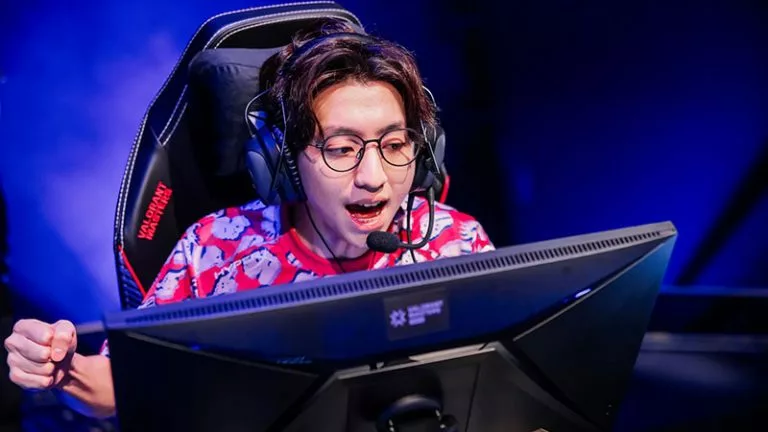 f0rsaken playing at a valorant tournament
