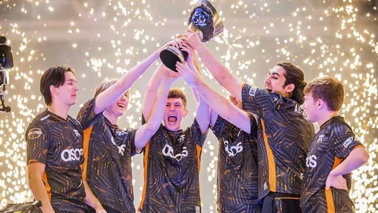 the best valorant team, fnatic, lifting a trophy after winning
