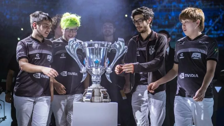 INTZ lifting the CBLoL Winter trophy in 2016