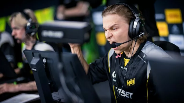 Aleksib playing for NAVI at ESL Pro League Season 22.