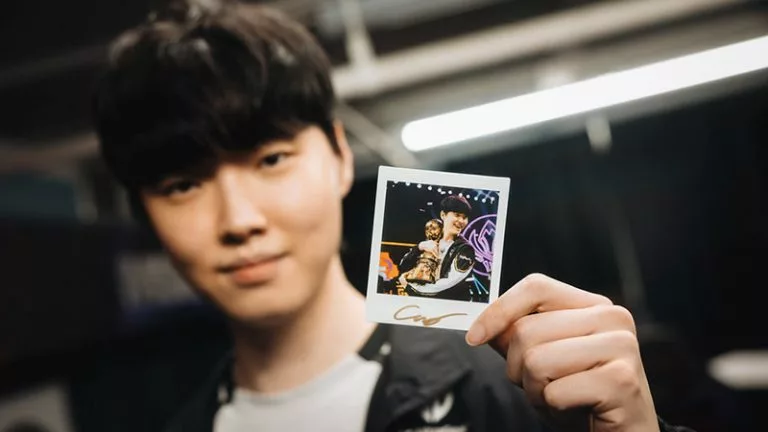 gen g Chovy holding a picture of himself, a good lol pickems choice