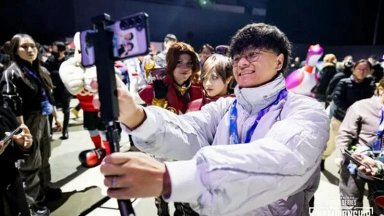 Euriece taking selfie with fans