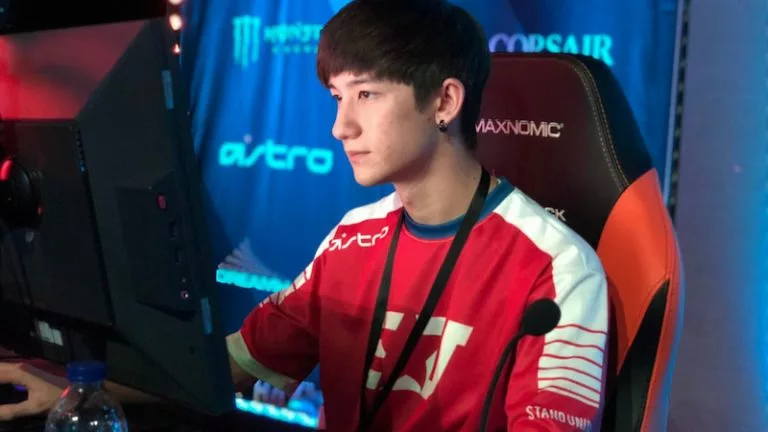 Aceu Playing Apex Legends