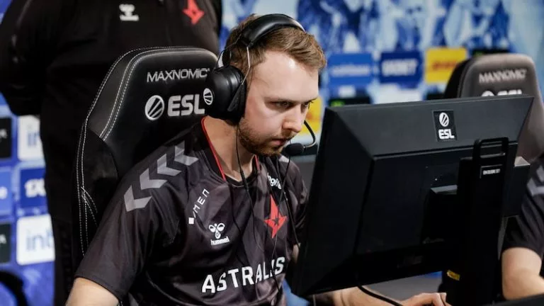 gla1ve playing for Astralis in 2021.