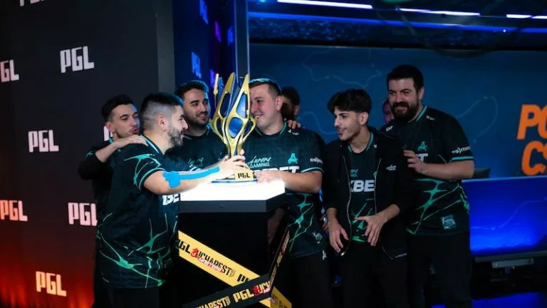 Aurora lifting the PGL Masters Bucharest 2025 trophy.