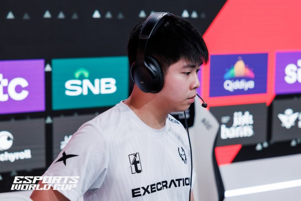 Arthur coaches Execration at EWC. Image Credit: EWC.