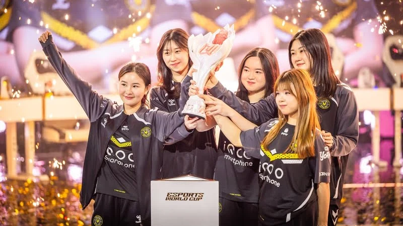 Team Vitality with the MWI 2025 trophy.