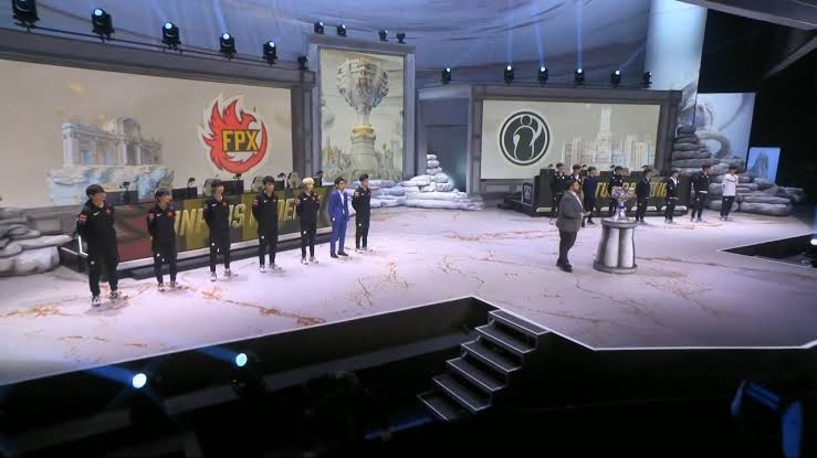 Invictus Gaming vs FunPlus Phoenix